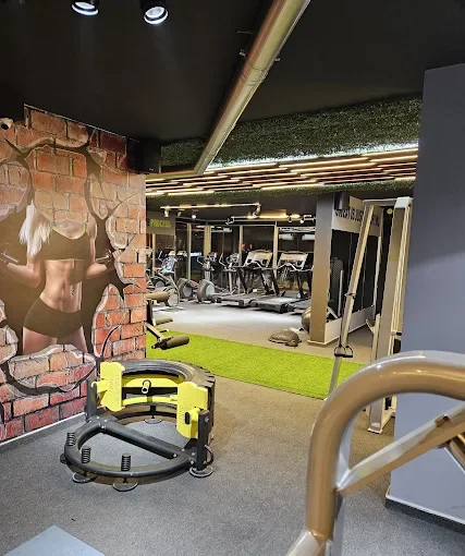 Training floor with a turf lane and strength machines